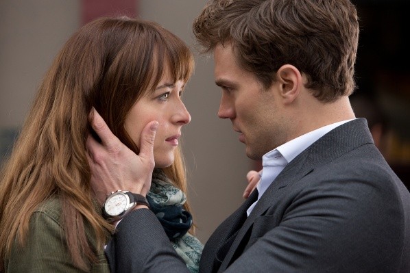 Dakota Johnson y Jamie Dornan protagonizaron Cincuenta sombras de Grey (IMDb).