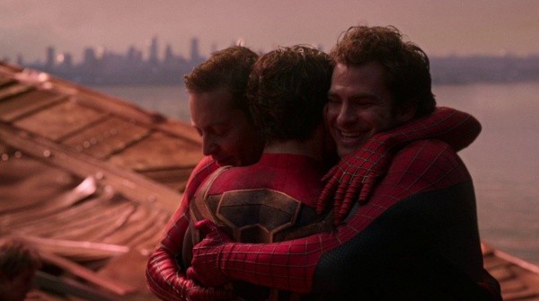 El abrazo de los tres Spider-Man en No Way Home. Foto: (IMDB)