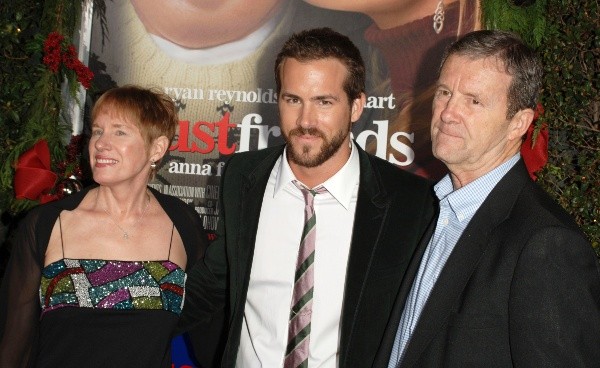 Ryan Reynolds y sus padres. Foto: (Getty)