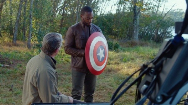 Anthony Mackie recibiendo el escudo del Capitán América. Foto: (IMDB)