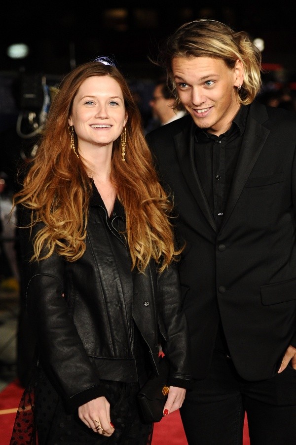 Jamie Campbell Bower y Bonnie Wright fueron pareja (Getty).