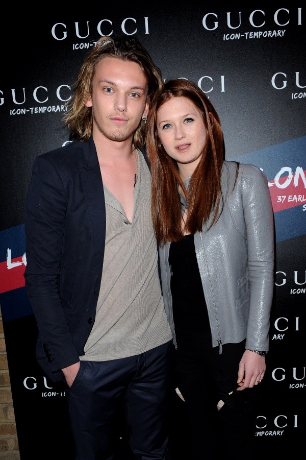 Jamie Campbell Bower y Bonnie Wright fueron pareja (Getty).