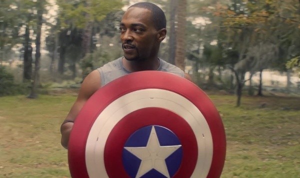 Anthony Mackie con el escudo. Foto: IMDb.
