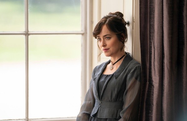 Dakota Johnson como Anne Elliot. Foto: (Netflix)