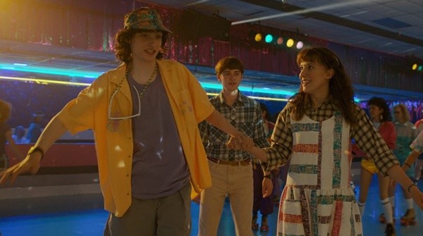 Finn Wolfhard y Millie Bobby Brown en Stranger Things. Foto: (Netflix)