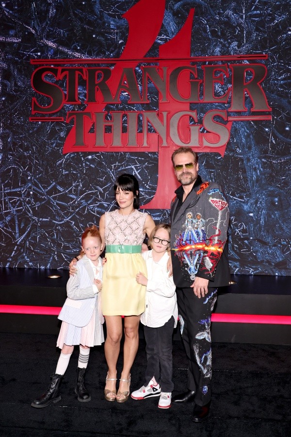 La familia de David Harbour y Lily Allen (Getty).