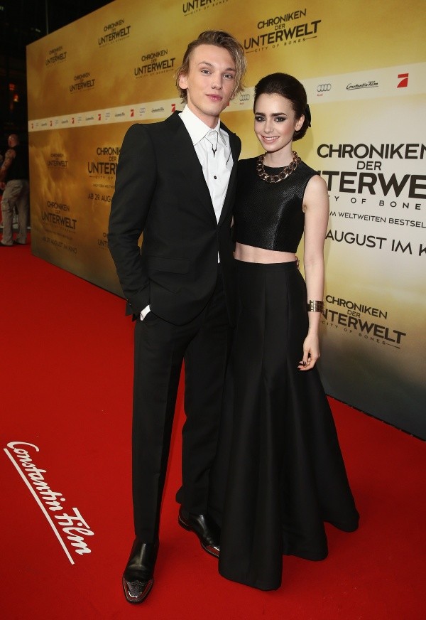 Jamie Campbell Bower y Lily Collins. Foto: (Getty)