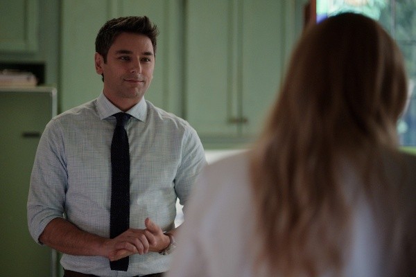 Mark Ghanimé interpreta al Dr. Cameron Hayek en Virgin River (Netflix).