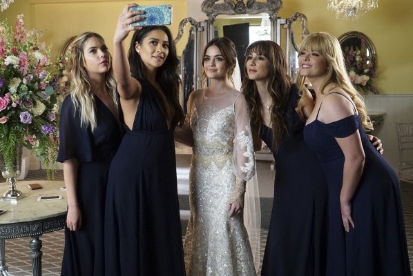 Ashley Benson, Shay Mitchell, Lucy Hale, Troian Bellisario y Sasha Pieterse protagonizaron Pretty Little Liars (IMDb).