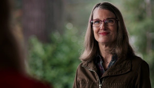 Annette O'Toole interpreta a Hope McCrea en Virgin River (Netflix).