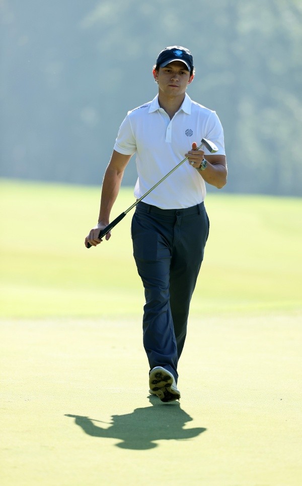 Tom Holland jugando al golf. Foto: (Getty)