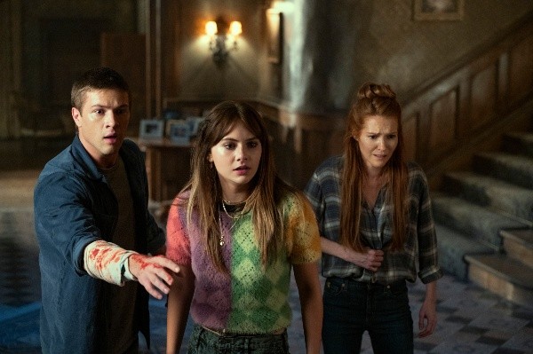  Nina (Darby Stanchfield), Tyler (Connor Jessup) y Kinsey (Emilia Jones) de Locke&amp;Key (Netflix).