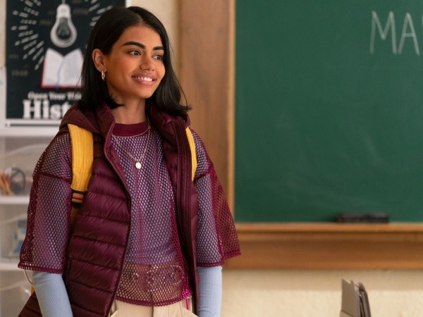 Megan Suri como Aneesa Qureshi (Netflix).
