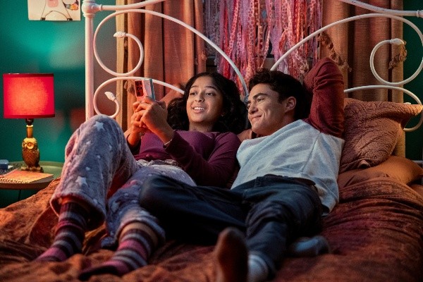 Paxton y Devi. Foto: (Netflix)