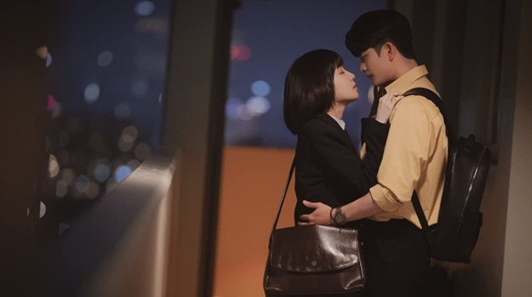 El beso entre Junho y Woo. Foto: (IMDB)