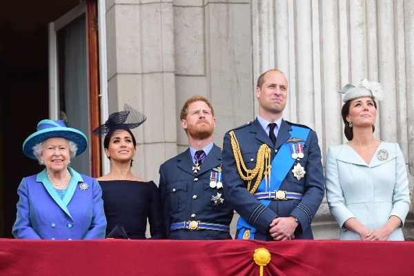 Isabel II con los Príncipes William y Harry. Foto: (Getty)