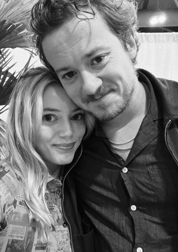 Grace Van Dien con Joseph Quinn (Twitter @GraceVanDien).