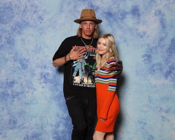 Grace Van Dien con Jamie Campbell Bower (Twitter @GraceVanDien).