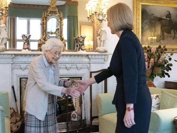 Isabel II y Liz Truss. Foto: (@theroyalfamily)