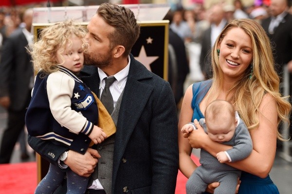 Ryan Reynolds y Blake Lively con sus dos hijas mayores (Getty).
