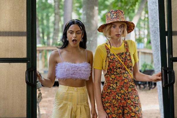 Camila Mendes y Maya Hawke en Revancha Ya. Foto: (Netflix)