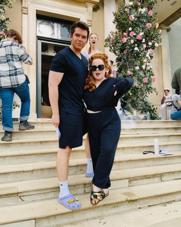 Luke Newton y Nicola Coughlan rodando. Foto: (Netflix)