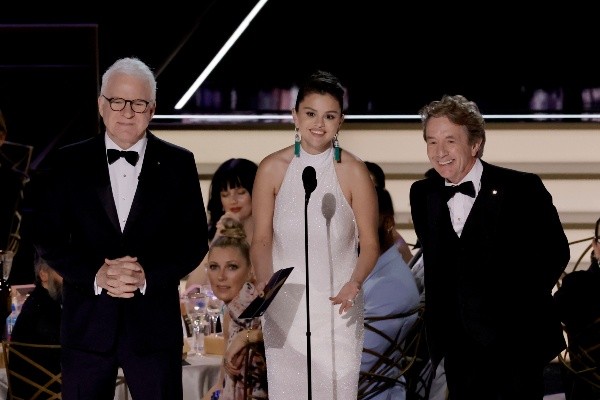 Selena Gomez junto a Steve Martin y Martin Short en los Premios Emmy 2022 (Getty).