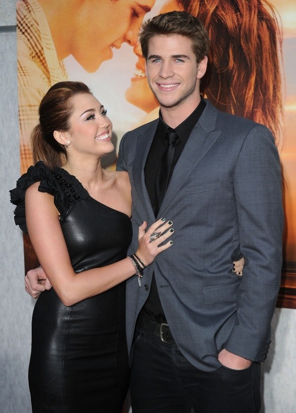 Miley Cyrus y Liam Hemsworth en 2010 (Getty).