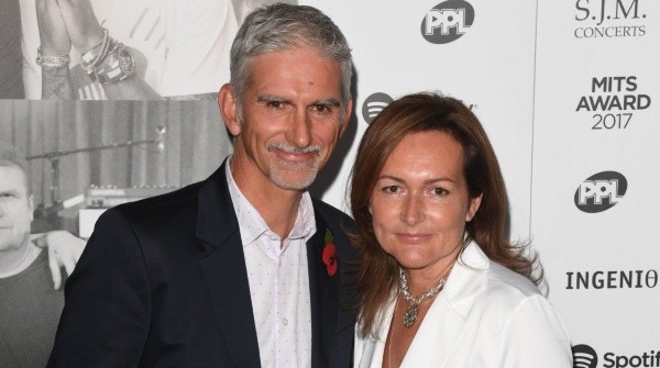 Pareja consolidad y que se mantiene abajo de las pistas entre Damon Hill y Susan George (Getty Images)