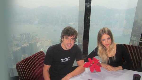 Apenas salieron unos meses, pero fue muy intensa la relación de Fernando Alonso con la rusa Tchiumitcheva (Schwizer Illustrierte)