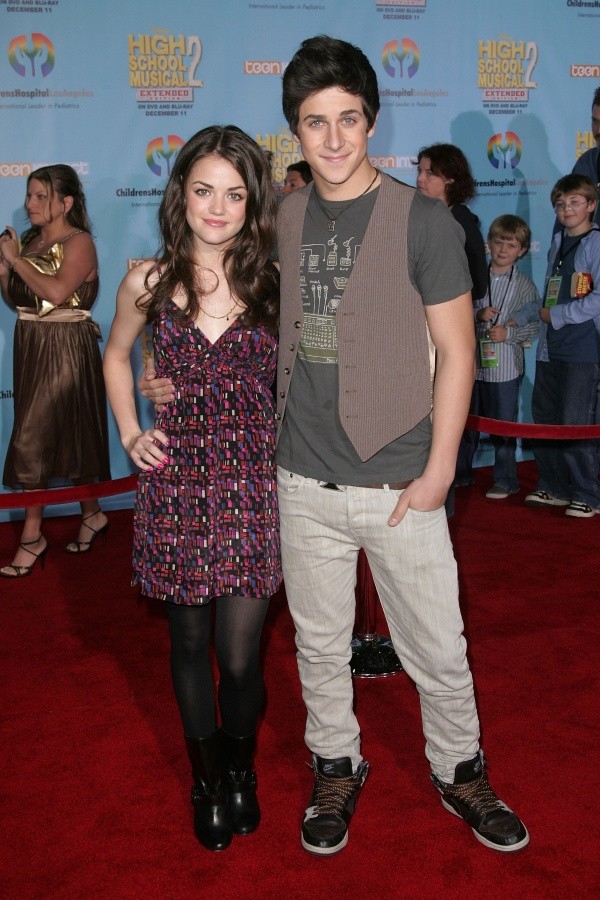 Lucy Hale y David Henrie (Getty).