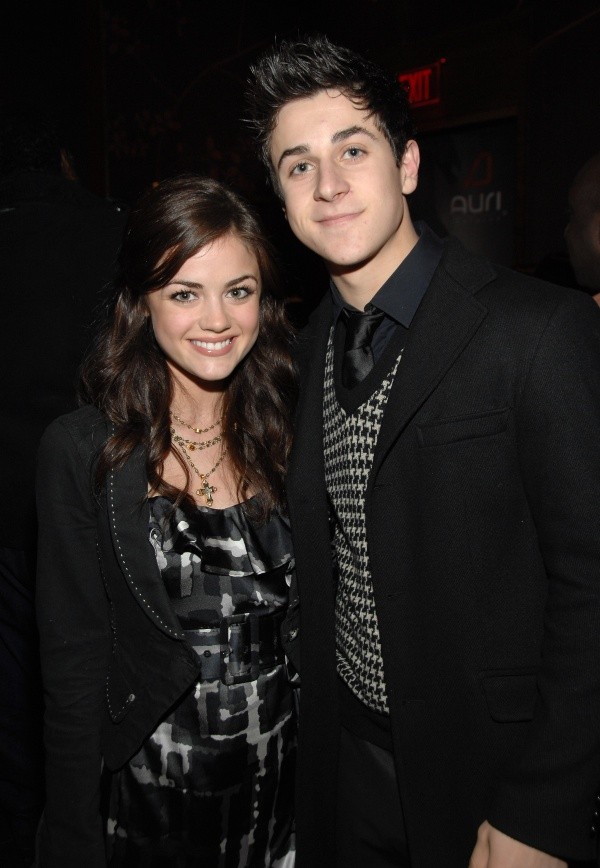 Lucy Hale y David Henrie (Getty).