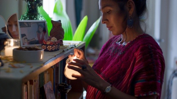 Yoshira Escárrega interpreta a una antropóloga que ayuda a Mondragón y a Casassola (Foto: Lionsgate+)