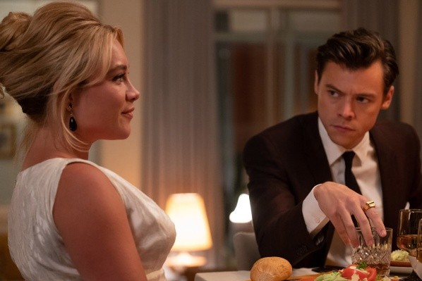Harry Styles protagonizó Don't Worry Darling con Florence Pugh (IMDb).