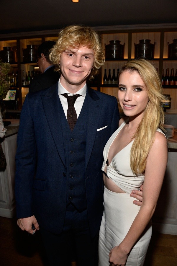 Evan Peters y Emma Roberts en 2013 (Getty).