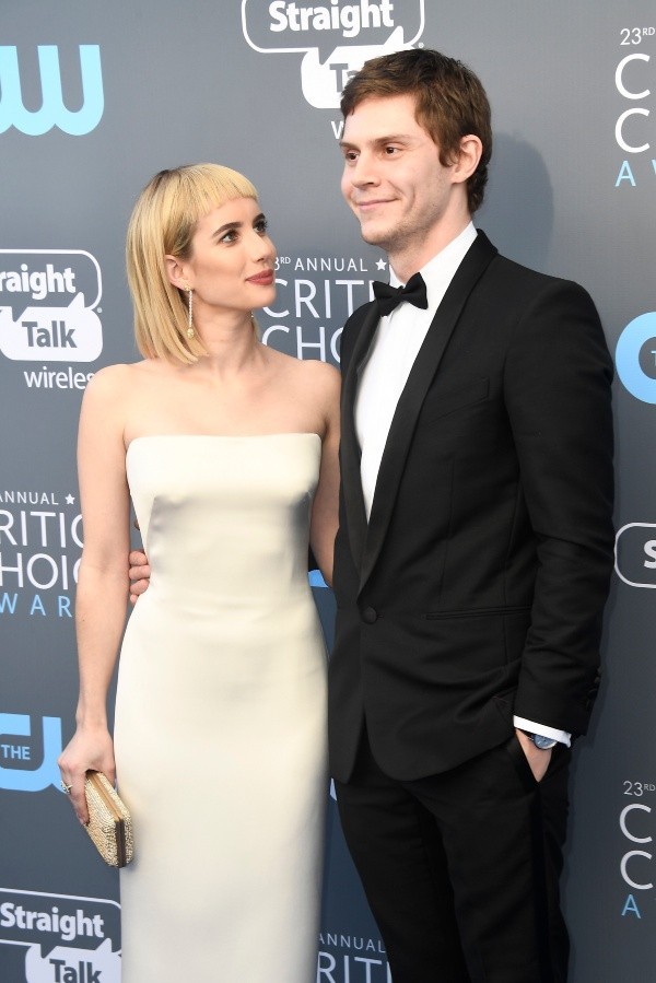 Evan Peters y Emma Roberts en 2018 (Getty).