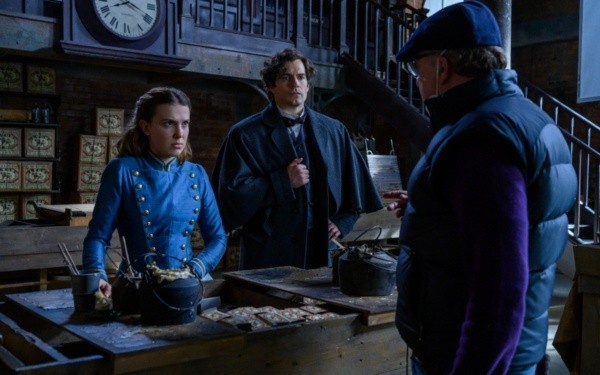 Millie Bobby Brown y Henry Cavill rodando. Foto: (Netflix)