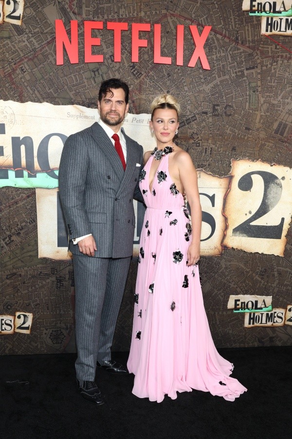 Henry Cavill y Millie Bobby Brown presentando Enola Holmes 2. Foto: (Getty)
