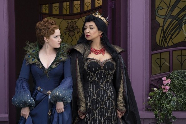 Maya Rudolph y Amy Adams. Foto: (Disney +)