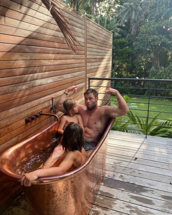 Chris Hemsworth con sus hijos. Foto: (@chrishemsworth)