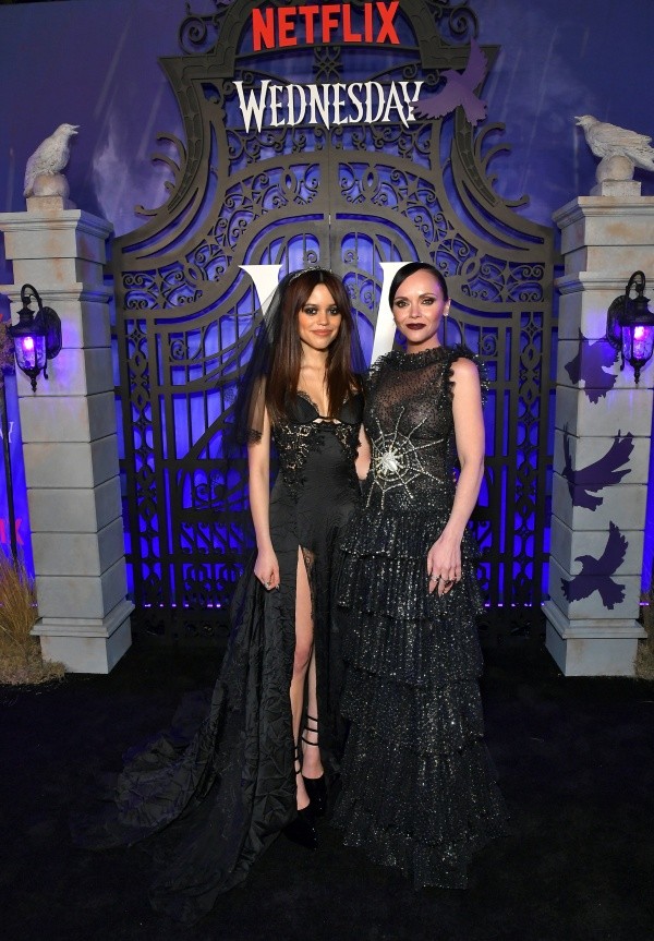 Jenna Ortega junto a Christina Ricci en la presentación de Merlina (Getty).