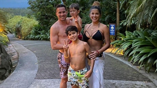 Dos almas gemelas que se unieron y cada día se los ve más enamorados (Twitter Angie Alfaro)