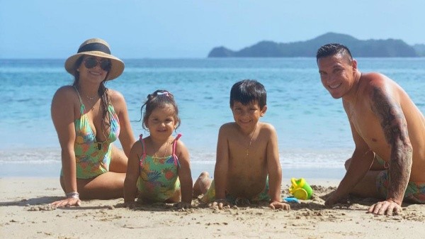 David, Stacy y su hermosa familia; hoy todos son hinchas a distancia de La Sele (Facebook David Guzmán)