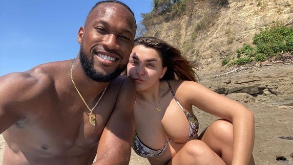 El gigante zaguero y la bella cantante forman una de las parejas más llamativas (Facebook Kendall Watson)