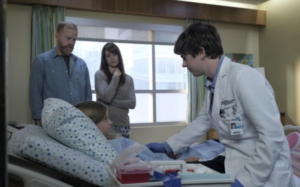 Freddie Highmore no distingue un cuerpo real de un maniquí. Foto: (IMDB)