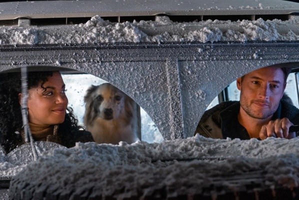 Justin Hartley y Barrett Doss protagonizan The Noel Diary en Netflix (IMDb).