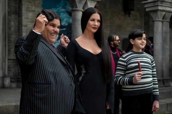 Morticia, personaje icónico de Los Locos Addams (IMDb).