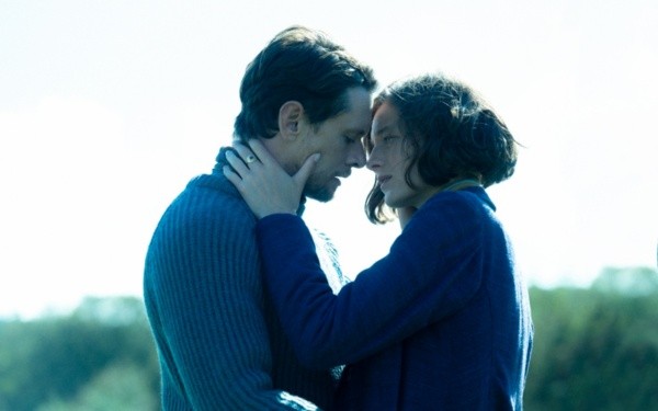 Emma Corrin y Jack O'Connell. Foto: (Netflix)