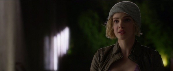 Elena Kampouris protagoniza Wifelike (IMDb).