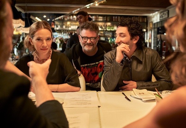 Sebastián de Caro con Juan Minujín y Luisana Lopilato. Foto: (Netflix)